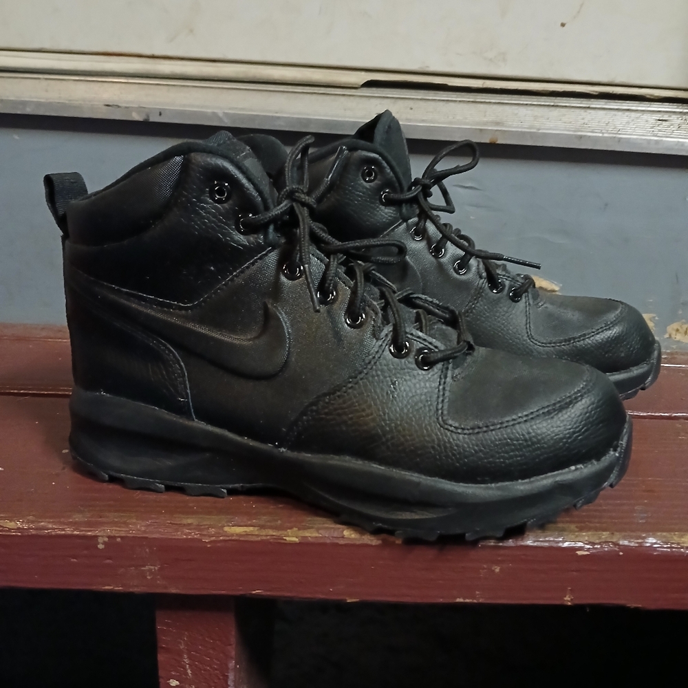 Nike Manoa black on black on black boots size 7Y
